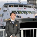 神戸港に帰港後、感想を述べる斎藤元彦兵庫県知事＝神戸市中央区