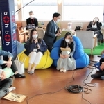 航行中の船内でベイエリアの将来像について意見交換する学生ら＝大阪湾