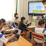 さまざまな場面で情報端末を取り入れる谷川雅敏教諭（右端）の授業＝姫路市広畑区高浜町３、市立広畑第二小学校