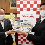 兵庫県警の田村隆清犯罪抑止対策官（右）からチラシを受け取る谷川清十郎社長＝神戸市中央区熊内町５