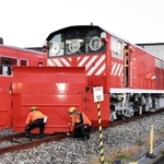 ラッセル車の点検をする保線係員＝１１日朝、ＪＲ豊岡駅