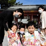晴れ着姿がかわいらしい七五三。満でも数えでも、健やかな成長を願う親心は変わらない＝神戸市長田区長田町３、長田神社