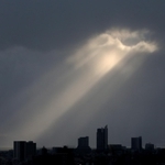 雲間から“天使のはしご”を思わせる日差しが漏れた＝１１日午後、神戸市中央区