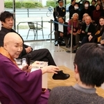 長年交流する横尾忠則さん（左奥）と軽妙なトークを繰り広げる瀬戸内寂聴さん（手前左）＝２０１５年１２月、神戸市灘区原田通３、横尾忠則現代美術館