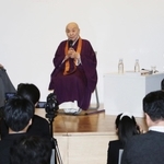 長年交流する横尾忠則さん（右）らと軽妙なトークを繰り広げる瀬戸内寂聴さん（中央）＝２０１５年１２月、神戸市灘区原田通３、横尾忠則現代美術館