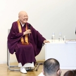 長年交流する横尾忠則さん（右）らと軽妙なトークを繰り広げる瀬戸内寂聴さん（中央）＝２０１５年１２月、神戸市灘区原田通３、横尾忠則現代美術館