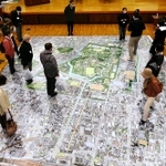 鳥になったつもりで巨大鳥瞰図上を散策＝１２日午前、姫路市新在家本町１