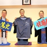 「プロ野球応援ウイーク」をアピールする（左から）伊藤史隆、笑福亭銀瓶、桂春蝶＝神戸新開地・喜楽館