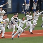 ９回、小田のＣＳ突破決定打にベンチを飛び出すオリックスナイン（撮影・高部洋祐）