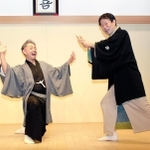 忠臣蔵の刃傷場面を演じる（左から）桂春蝶、林家染雀＝神戸新開地・喜楽館