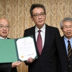 片山安孝副知事（左）から委嘱状を受け取る古屋一之さん（中央）＝兵庫県庁