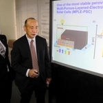 ペロブスカイト太陽電池が長持ちするメカニズムを説く兵庫県立大大学院の伊藤省吾教授（中央）と紀州技研工業の小林英治さん＝姫路市南駅前町