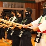 マスクを着けたまま稽古に励む剣士たち＝加古川市平岡町土山