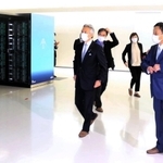スーパーコンピューター「富岳」を見学する末松信介文部科学大臣（右）＝神戸市中央区港島南町７