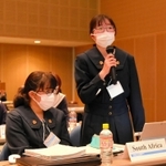 南アフリカ大使として発言する白陵高校チーム＝淡路夢舞台国際会議場