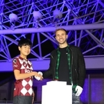 世界糖尿病デーに合わせて神戸で行われたライトアップ点灯式に参加したヴィッセル神戸のサンペール選手（右）。自身と同じ１型糖尿病患者の小学６年生の山本祐輔君を激励した＝１３日夜、神戸市中央区波止場町