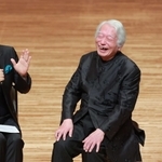 文化芸術プロデューサー浦久俊彦さん（左）との対談で、ユーモアを交えて音楽への情熱を語った舘野泉さん＝神戸新聞松方ホール（撮影・吉田敦史）