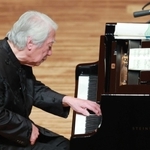 演奏する舘野泉さん。「左手だけではない。体全体で音楽をやっている」と語った＝神戸新聞松方ホール（撮影・吉田敦史）