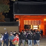 開門とともに本殿に向かって歩き出す参拝者たち＝２０２１年１月１０日、西宮神社