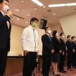 今年の衆院選で当選し、謝意や抱負を述べる議員たち＝１４日午後、神戸市中央区下山手通４、兵庫県民会館（撮影・吉田敦史）