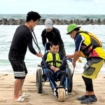 身体障害者が水陸両用の車いすを使い、海水浴場を訪れたモニターツアー＝２０２０年９月、豊岡市竹野町（ひょうご観光本部提供）