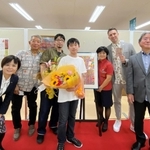 贈呈式の後、沖縄の関係者と記念写真に収まる柳生千裕さん＝沖縄県那覇市（真栄城徳七さん提供）