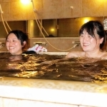 公衆浴場を楽しむミックスレインボーのメンバー＝蓬莱湯、尼崎市道意町２