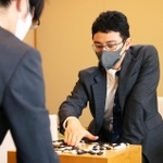 第２局で関航太郎七段に勝利し、対局を振り返る一力遼天元＝１６日午後、札幌市、ホテルエミシア札幌