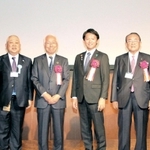 兵庫県人会の総会であいさつした斎藤元彦知事（中央右）と元県知事の井戸敏三氏（同左）＝東京都港区、品川プリンスホテルアネックスタワー