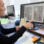 コミカライズと異なる、まんが訳の手法を説明する山本忠宏助教＝神戸芸術工科大