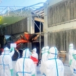 鳥インフルエンザの発生を受け、殺処分に入る兵庫県職員ら＝１７日午前、姫路市内（県提供）