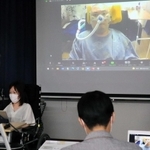 リモートで自身の体験を語る当事者＝京都市南区、京都テルサ
