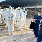 養鶏場で殺処分作業に当たる県職員らから状況を聞き取る兵庫県の斎藤元彦知事（右端）＝姫路市内（県提供）