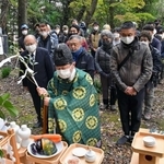 撮影再開を前に安全を祈願する関係者ら＝１８日午前、栃木県佐野市
