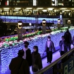 約１０万個のＬＥＤが装飾され、幻想的な「光の回廊」が浮かび上がった＝１９日午後、ＪＲ三ノ宮駅前（撮影・辰巳直之）