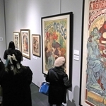 緻密で繊細なミュシャの作品に見入る来場者ら＝神戸市東灘区向洋町中２、神戸ファッション美術館（撮影・長嶺麻子）