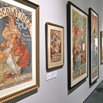 緻密で繊細なミュシャの作品に見入る来場者ら＝神戸市東灘区向洋町中２、神戸ファッション美術館（撮影・長嶺麻子）
