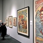 緻密で繊細なミュシャの作品に見入る来場者ら＝神戸市東灘区向洋町中２、神戸ファッション美術館（撮影・長嶺麻子）