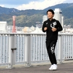 神戸マラソンのオンラインイベントに参加し、ポートアイランドを走る斉藤知事＝神戸市中央区港島１