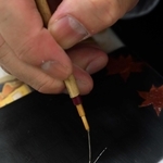 ネズミの毛で作った筆で細い線を描く。意外と楽しい＝神戸市中央区の蒔絵教室（撮影・三津山朋彦）
