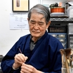 筆を遣う武野恭永さん。父の金霞を初代として伝統は３代にわたる＝神戸市中央区の蒔絵教室（撮影・三津山朋彦）
