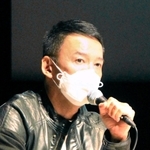 集会で参加者と対話するれいわ新選組の山本太郎代表＝２０日午後、明石市中崎１