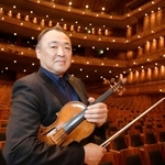「バルトークのロマンチックな協奏曲を味わってほしい」と語る豊嶋泰嗣＝西宮市、県立芸術文化センター（撮影・秋山亮太）