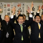 兵庫県神河町長選で４選を確実にし、支援者や家族と万歳する山名宗悟氏（中央）＝同県神河町東柏尾