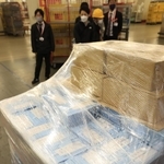 神戸中央郵便局に到着したコロナワクチンの３回目接種券＝２２日午前、神戸市中央区栄町通６