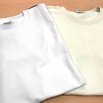 名前の刺しゅうが無い新しい体操服（左、来年度導入予定のデザイン）と従来の体操服＝神戸市北区西大池２、大池中学校