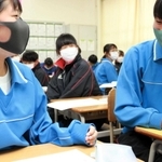 名前の刺しゅうが無い体操服を着て授業を受ける生徒たち＝神戸市北区西大池２、大池中学校