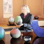 釉薬の技術を生かした作品を前に語る小倉健さん＝旧木下家住宅