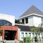 一時保護所が併設されている兵庫県中央こども家庭センター＝明石市北王子町（同センター提供）