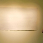 淡い墨と余白で大海原を表現した絵画「蒼氓」＝神戸市中央区山本通３、神戸市立海外移住と文化の交流センター